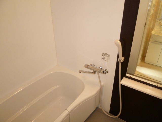 バス・シャワールーム　モノトーンのおしゃれなバスルーム