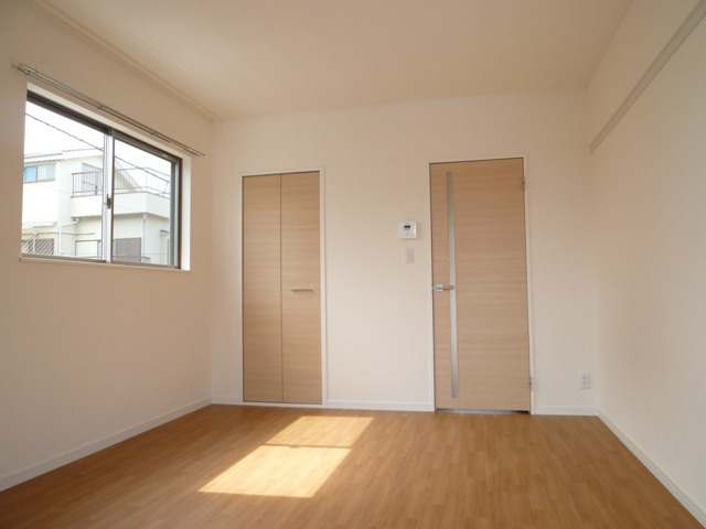 居室・リビング　２面採光の明るい室内