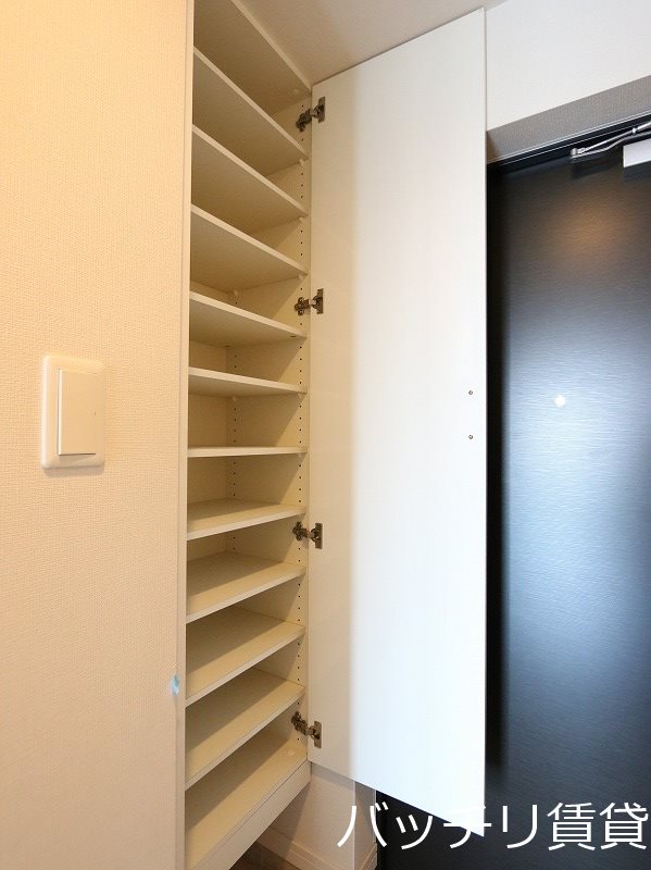 玄関　同型タイプの為、現状を優先致します