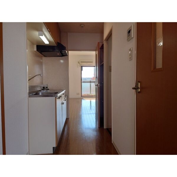 玄関　※写真は同じマンションの違う部屋のものになります。