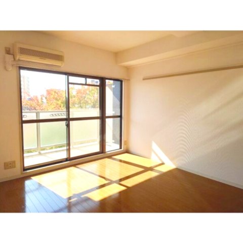 居室・リビング　※写真は同じマンションの違う部屋のものになります。