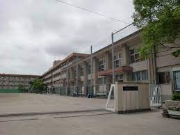 中学校　西陵中学校（中学校）まで880m