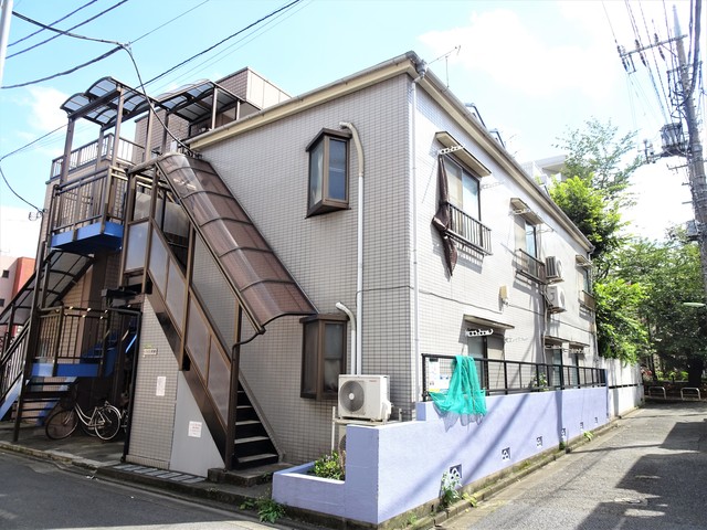 建物外観　周辺はスーパーやコンビニがあり、お買い物便利！