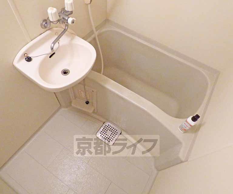 バス・シャワールーム　広々とした浴室です。