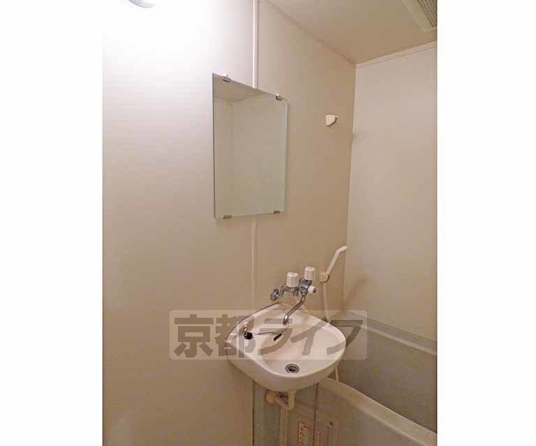 洗面設備　綺麗な洗面台です。