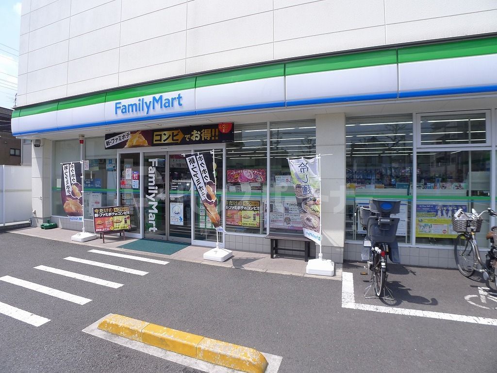 コンビニ　ファミリーマート小菅三丁目店（コンビニ）まで130m