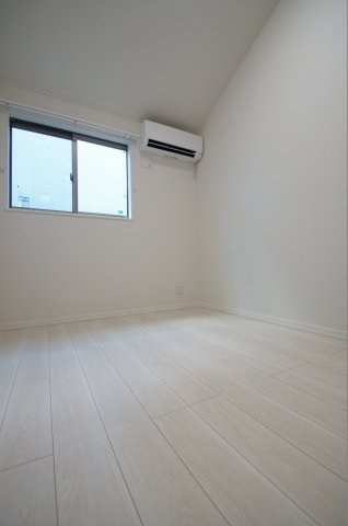 居室・リビング　「ホワイトフローリングのお部屋です」