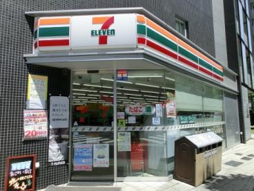 コンビニ　セブンイレブン 千代田岩本町2丁目店（コンビニ）まで25m