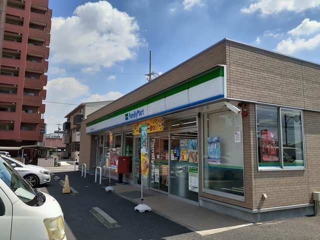 コンビニ　ファミリーマート鳥居松8丁目店（コンビニ）まで52m