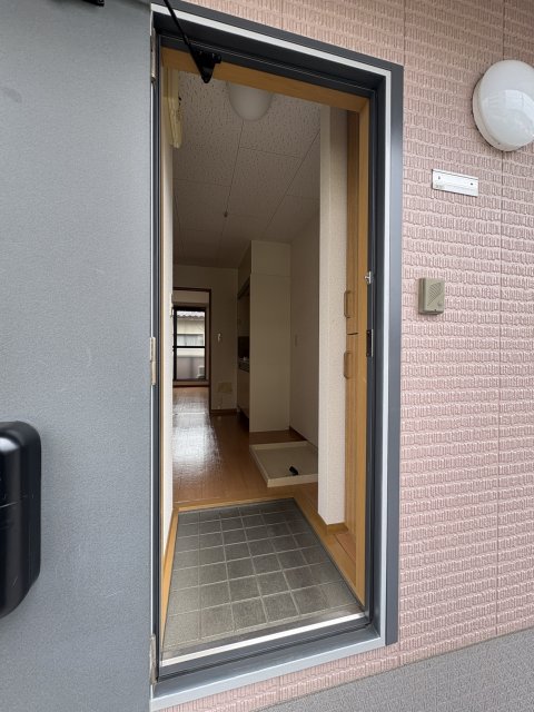 玄関　同物件別号室の写真です。