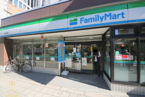コンビニ　ファミリーマート 靱公園前店（コンビニ）まで65m