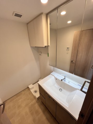 洗面設備　※別号室の参考写真です(現況優先・仕様違いの場合あり)