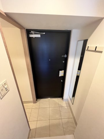 玄関　※別号室の参考写真です(現況優先・仕様違いの場合あり)