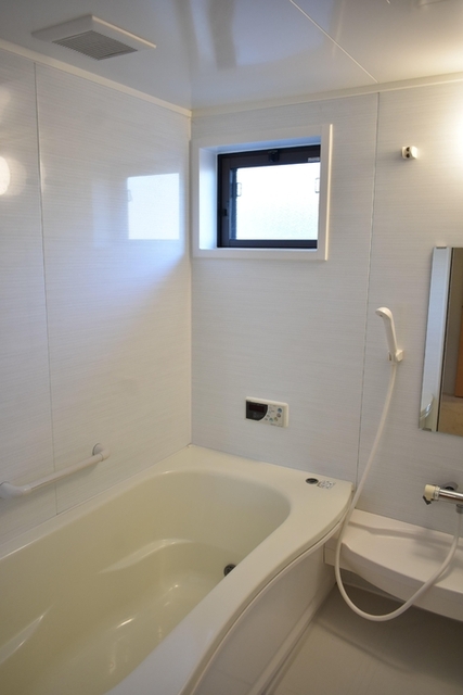 バス・シャワールーム　窓付バスルーム