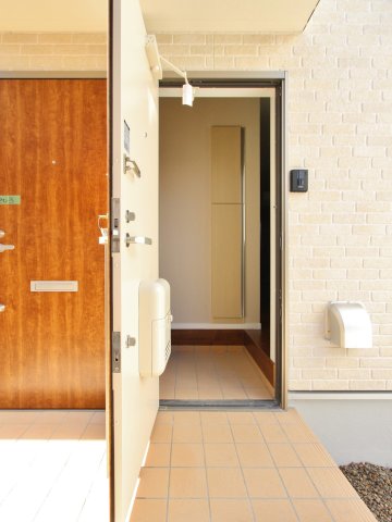 玄関　参考写真（同物件別部屋）