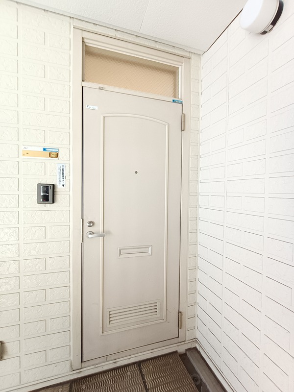 エントランス　間取反転のお部屋です