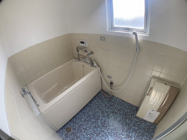 バス・シャワールーム　窓付きで換気も楽々♪