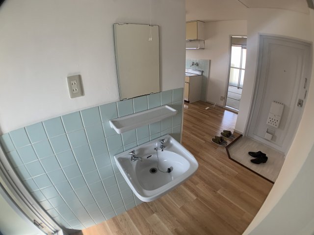 洗面設備　シンプルな洗面台です