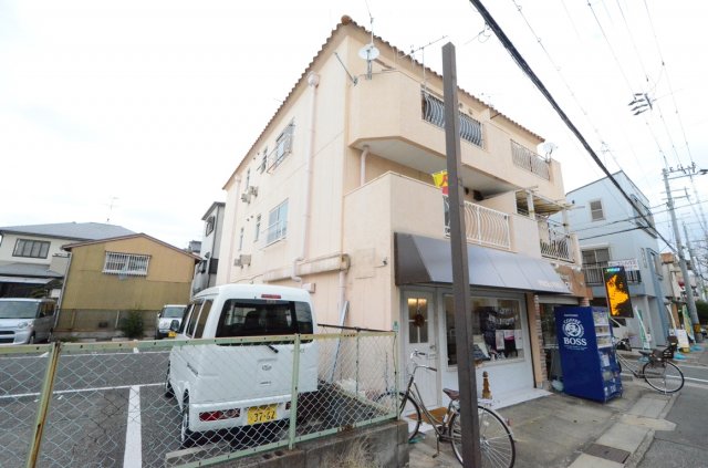 建物外観　居住者専用のゴミ置き場があります♪