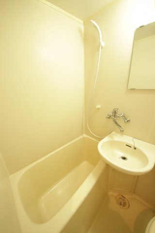 バス・シャワールーム　※別部屋募集時の写真です（現況優先）