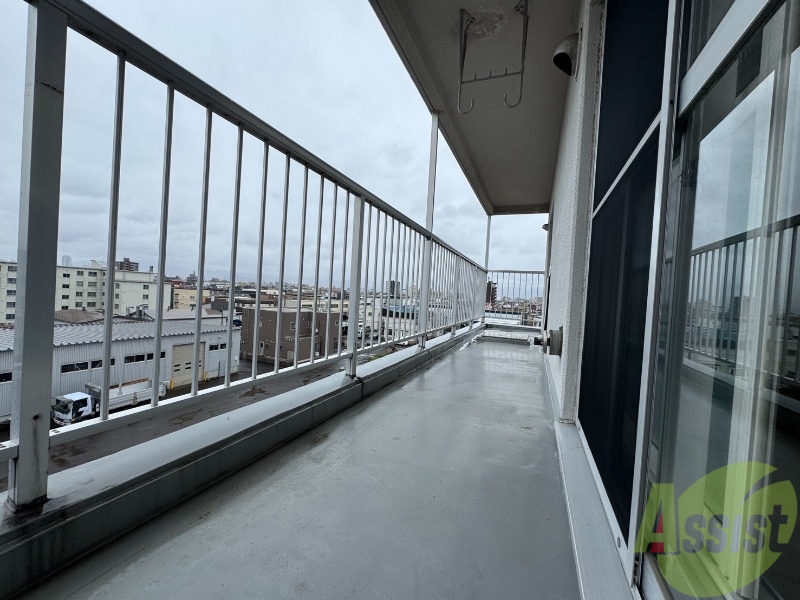 バルコニー　バルコニーは幅があり、広い印象を受けました。