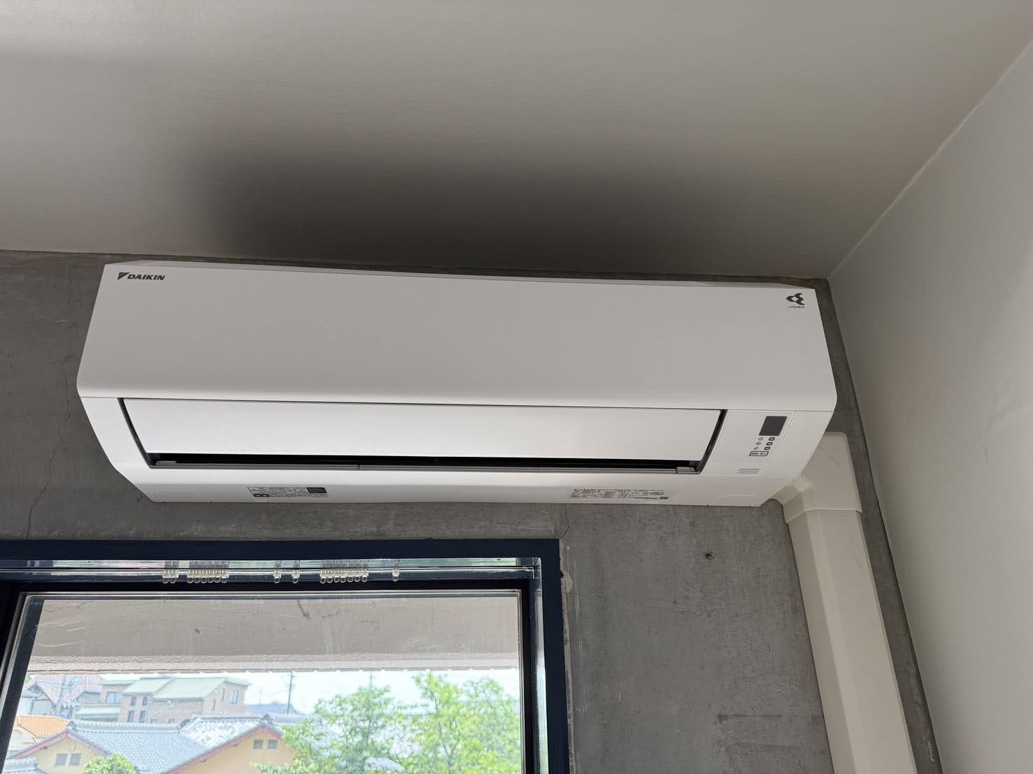 省エネ性能ラベル　リビングエアコン新品です。ダイキンエアコン。
