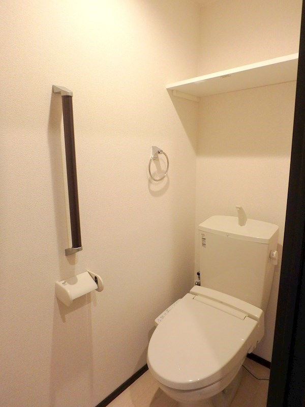 トイレ　温水洗浄便座です