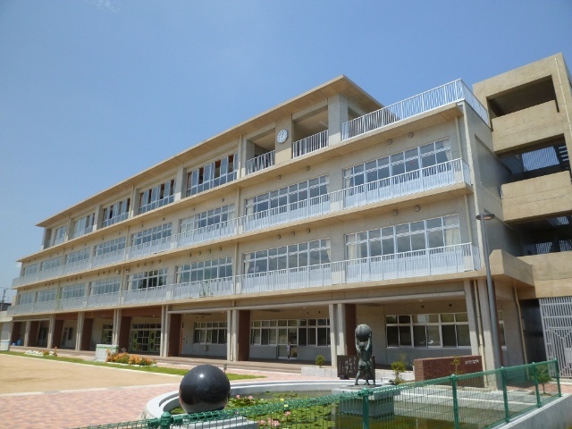 小学校　富山市立西田地方小学校（小学校）まで909m