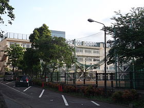 中学校　渋谷区立鉢山中学校（中学校）まで356m