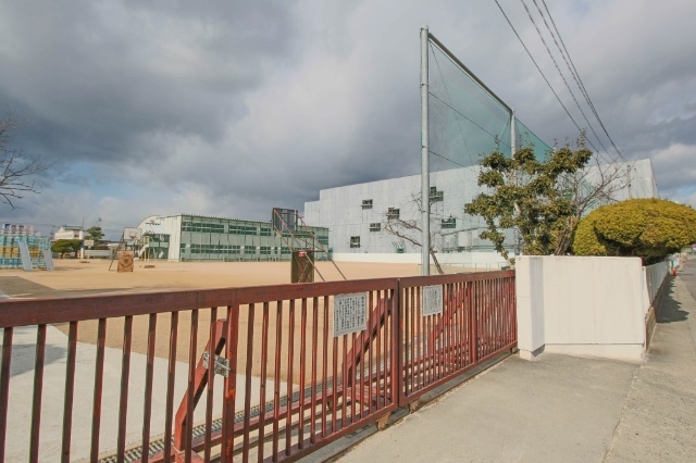 小学校　岡山市立西大寺小学校（小学校）まで1026m