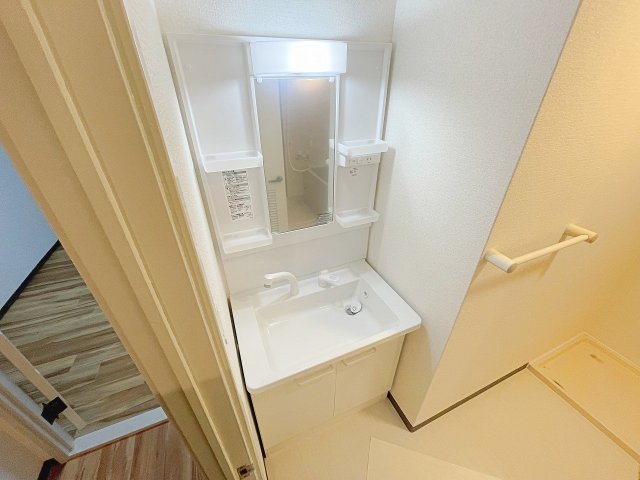 洗面設備　独立洗面台で朝の身支度も楽々です