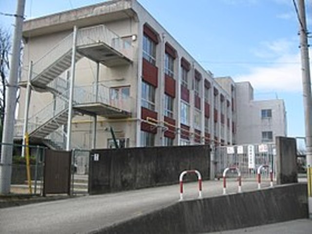 小学校　交野市立長宝寺小学校（小学校）まで915m