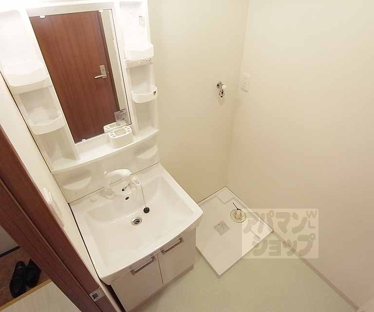 洗面設備　脱衣場。便利なシャンプードレッサーです。