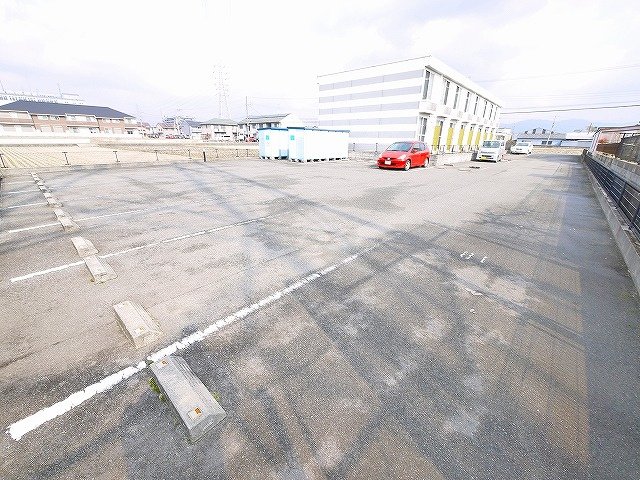 駐車場　駐車場があるので、車を買う予定の方も安心です