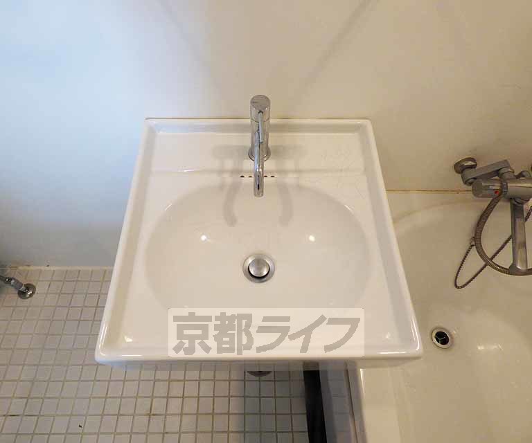洗面設備　綺麗な洗面台です。