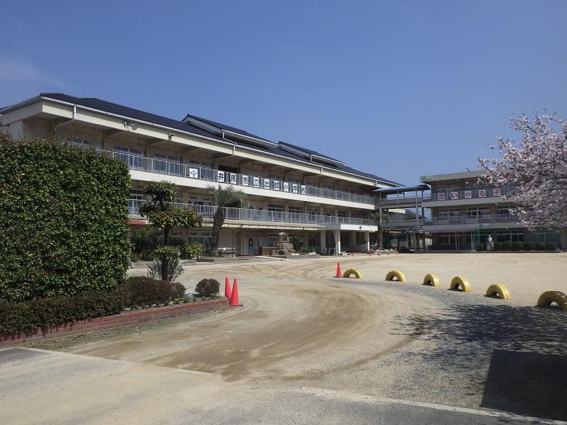 小学校　井原市立出部小学校（小学校）まで942m