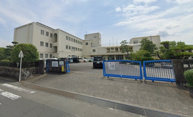 中学校　藤枝市立岡部中学校（中学校）まで2100m