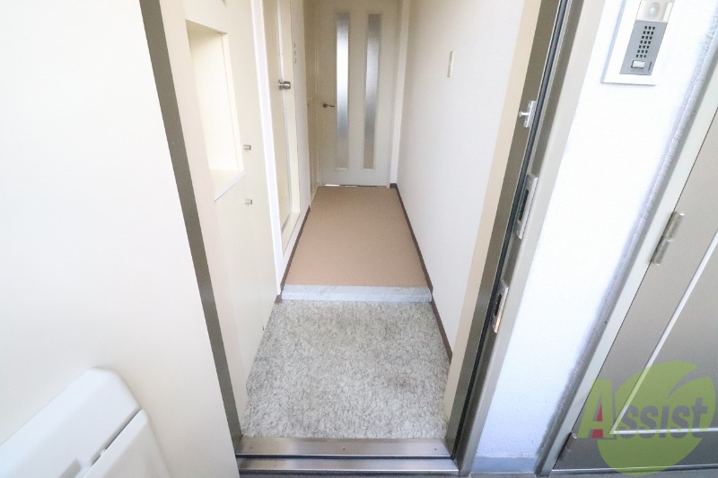 玄関　玄関を開けたらすぐにお部屋ではないので急な来客でも安心です