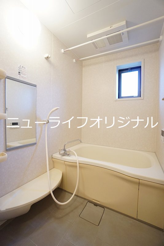 バス・シャワールーム　換気に便利な小窓付の浴室