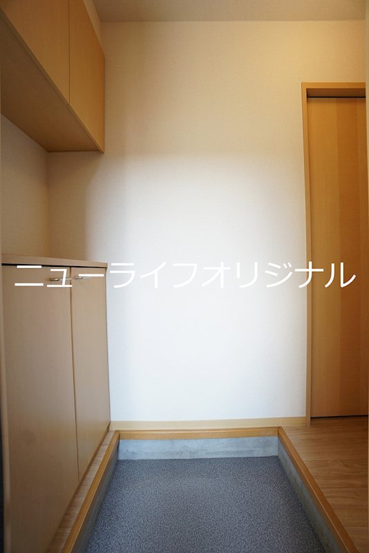 玄関　上下に分かれたシューズボックスのある玄関
