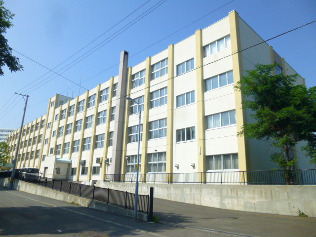 中学校　白石中学校（中学校）まで322m