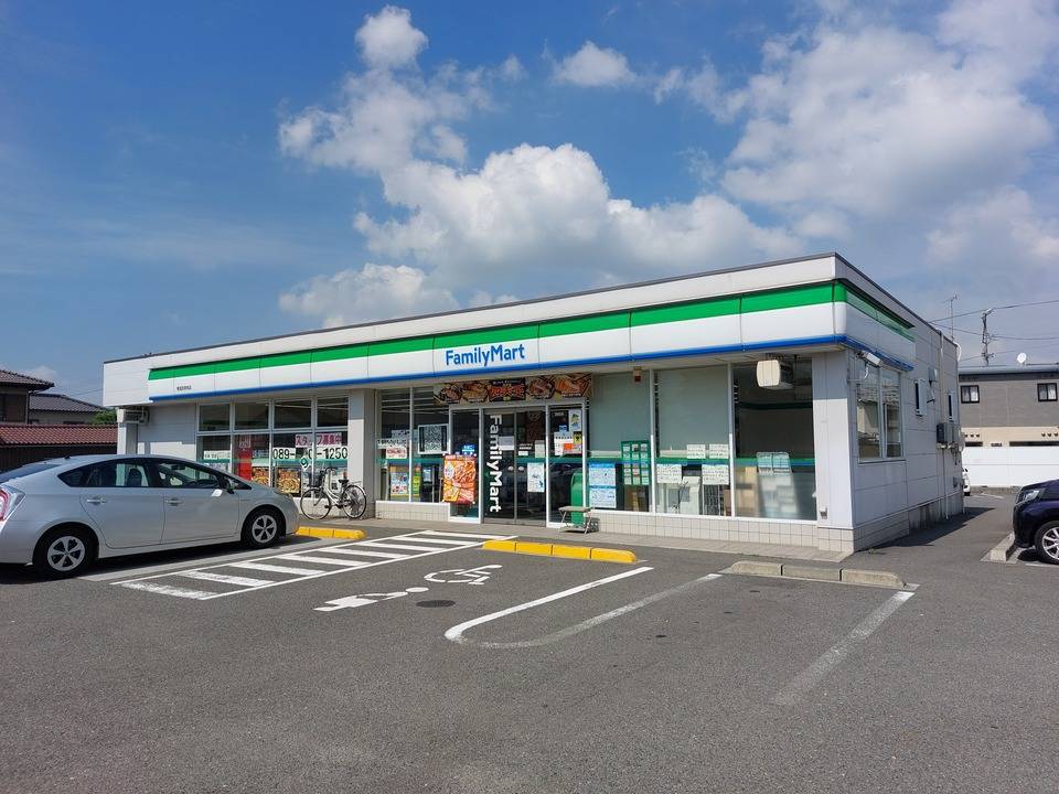 コンビニ　ファミリーマート東温市役所前店（コンビニ）まで743m