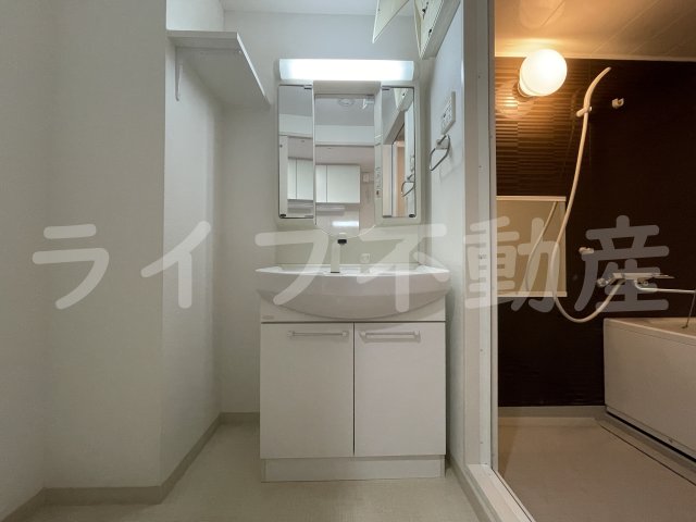 洗面設備　独立洗面化粧台が付いています
