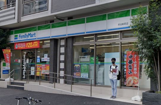 コンビニ　ファミリーマート 市谷柳町店（コンビニ）まで571m