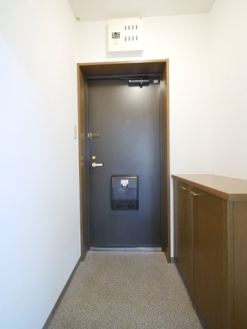 玄関　※写真は別の部屋のものです。