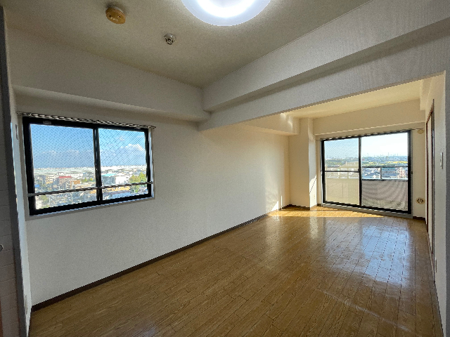 居室・リビング　東にも窓があり日当たりの良いお部屋です