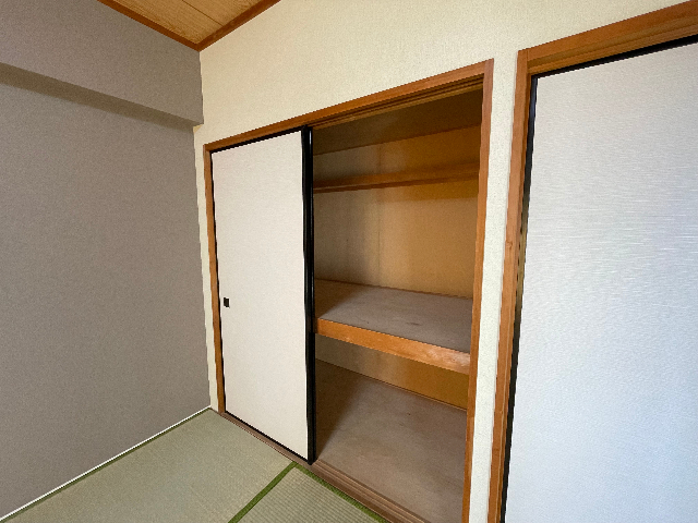 収納　真ん中で上下に仕切られています