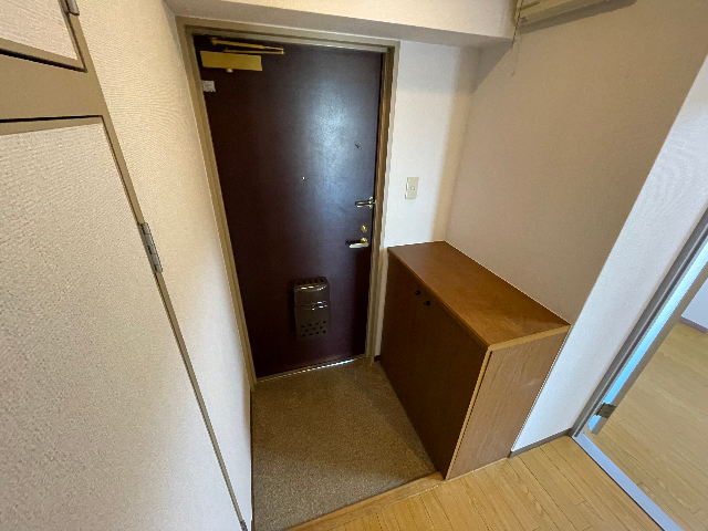 玄関　玄関には下駄箱があります