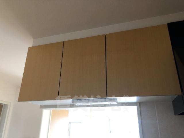 キッチン　吊り戸棚