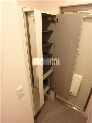玄関　収納たっぷり下駄箱付きです。